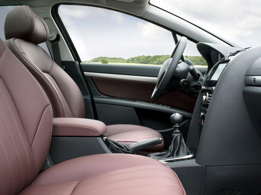 Интерьер Peugeot 407 SW 2008 года  (WW) (фото 5 из 13)